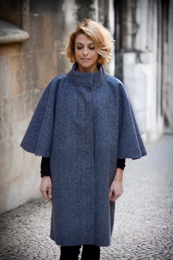 Notre veste en pure laine pour femme de style cape